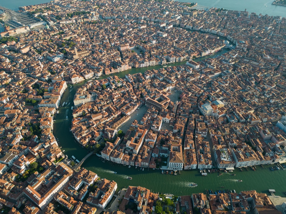Venedig und die Lagune aus der Luft mit dem Canal Grande, der sich durch die Stadt schlängelt