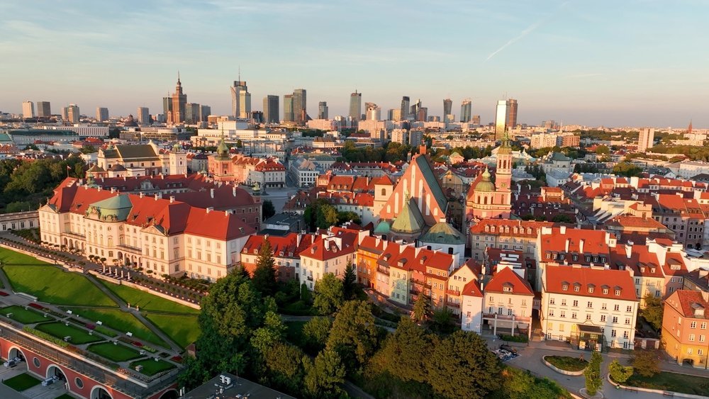 Die Warschauer Old Town und das Königsschloss aus der Luft gesehen, mit den Wolkenkratzern der Innenstadt im Hintergrund