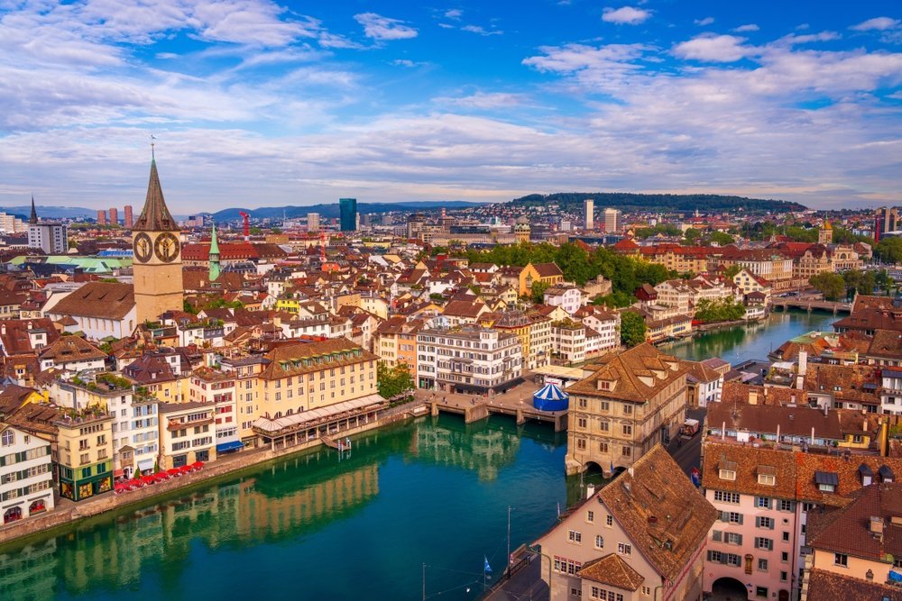 Zürichs Altstadt entlang der Limmat mit Grossmünster und Fraumünster