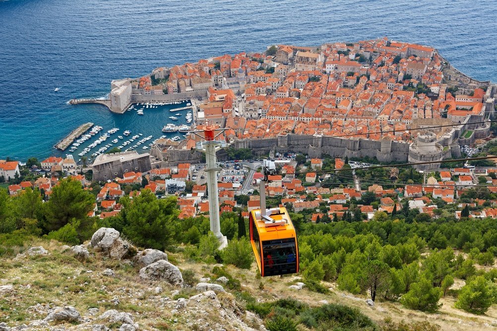 Seilbahn auf den Srđ auf dem Weg nach oben über der Old Town von Dubrovnik