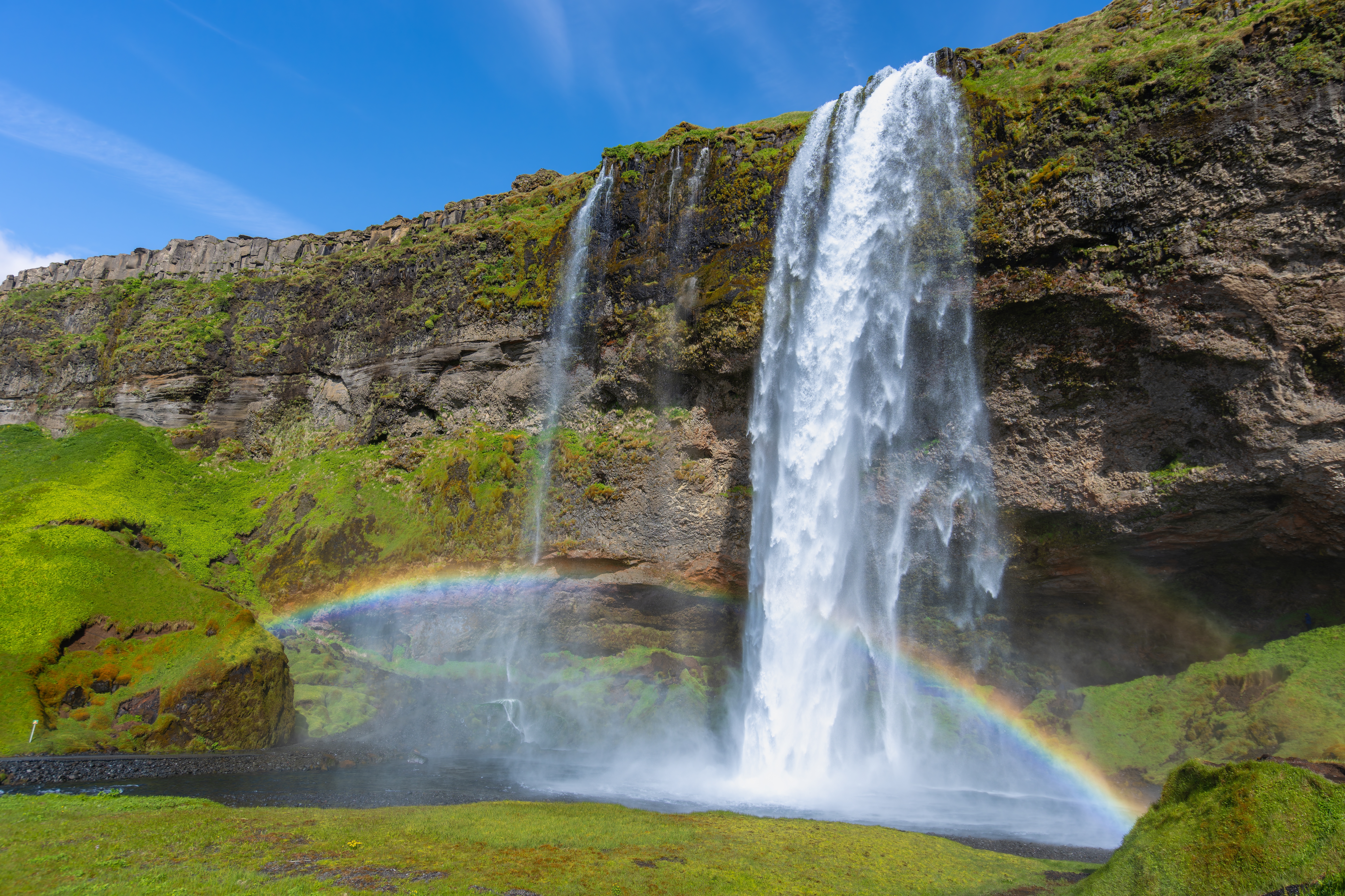 Der Seljalandsfoss mit Regenbogen