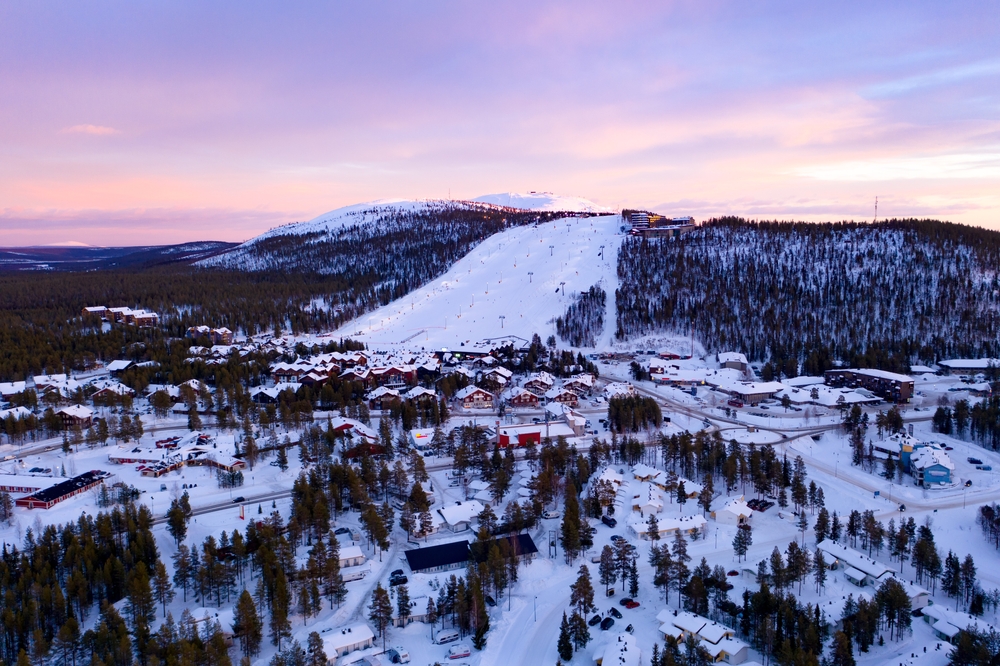 Luftaufnahme des Skiorts Levi an einem Winterabend in Lappland