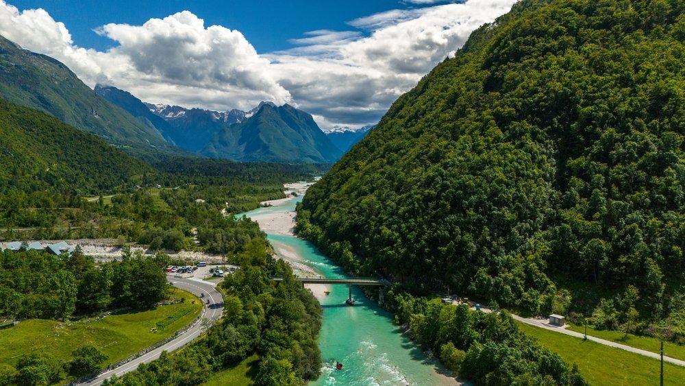 Der smaragdgrüne Fluss Soča bei Bovec im Soča-Tal