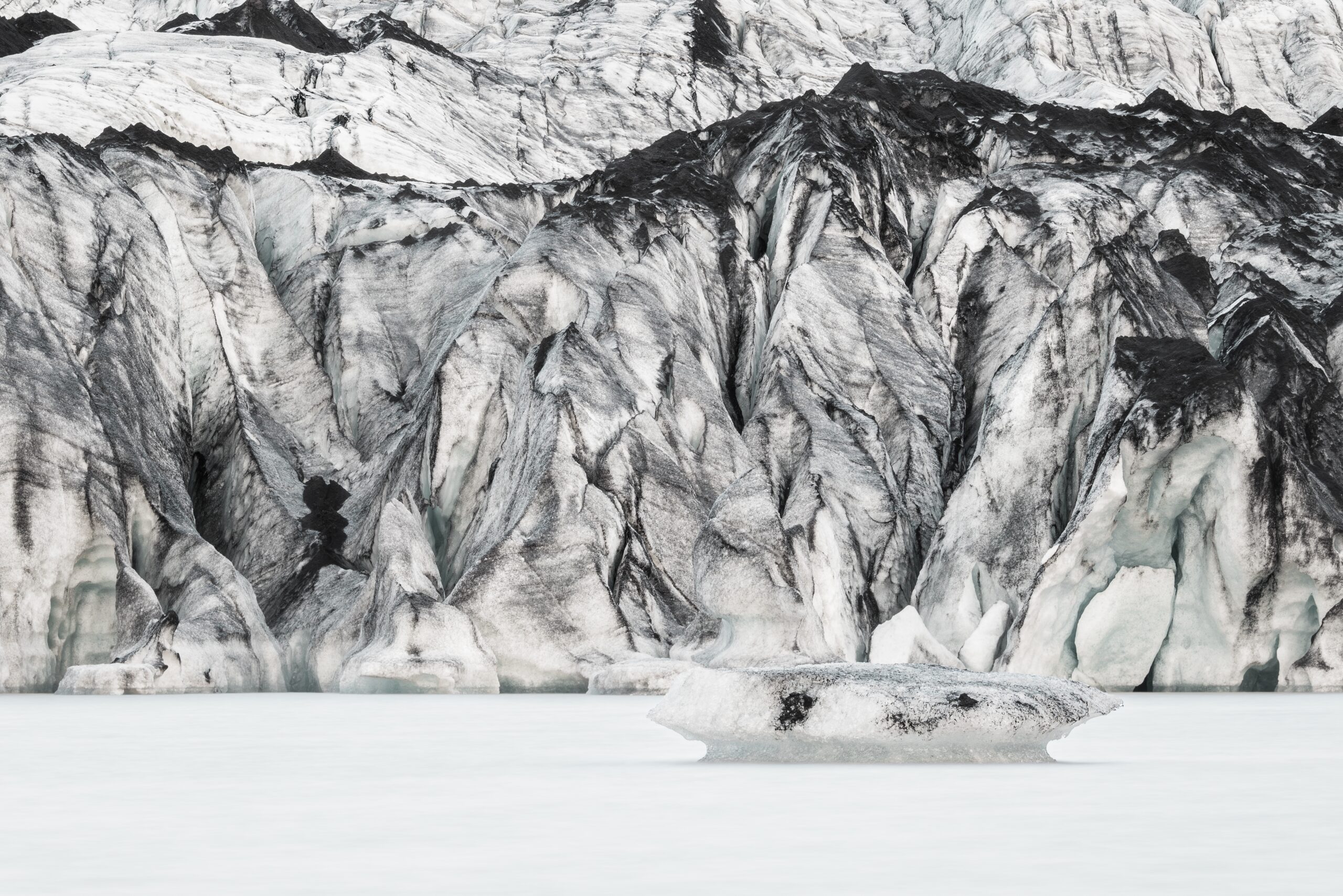 Der Gletscher Sólheimajökull mit Eis und schwarzer Vulkanasche