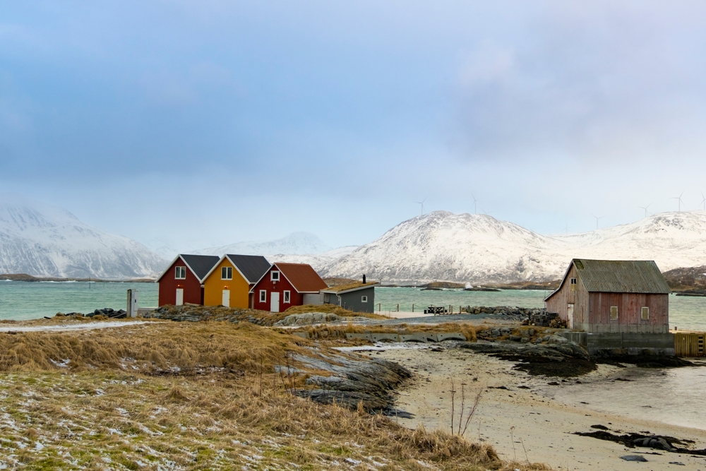 Winterlandschaft auf Sommarøy mit Rorbuer am Wasser