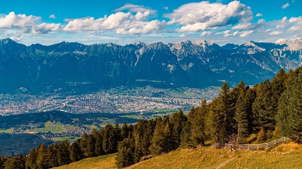 Sommerlicher Blick vom Patscherkofel hinunter auf Innsbruck und das Inntal