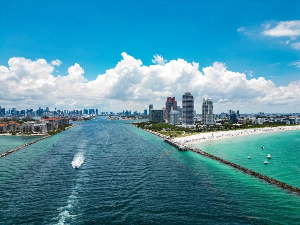 South Beach in Miami Beach aus der Luft mit dem Strand und dem türkisfarbenen Wasser