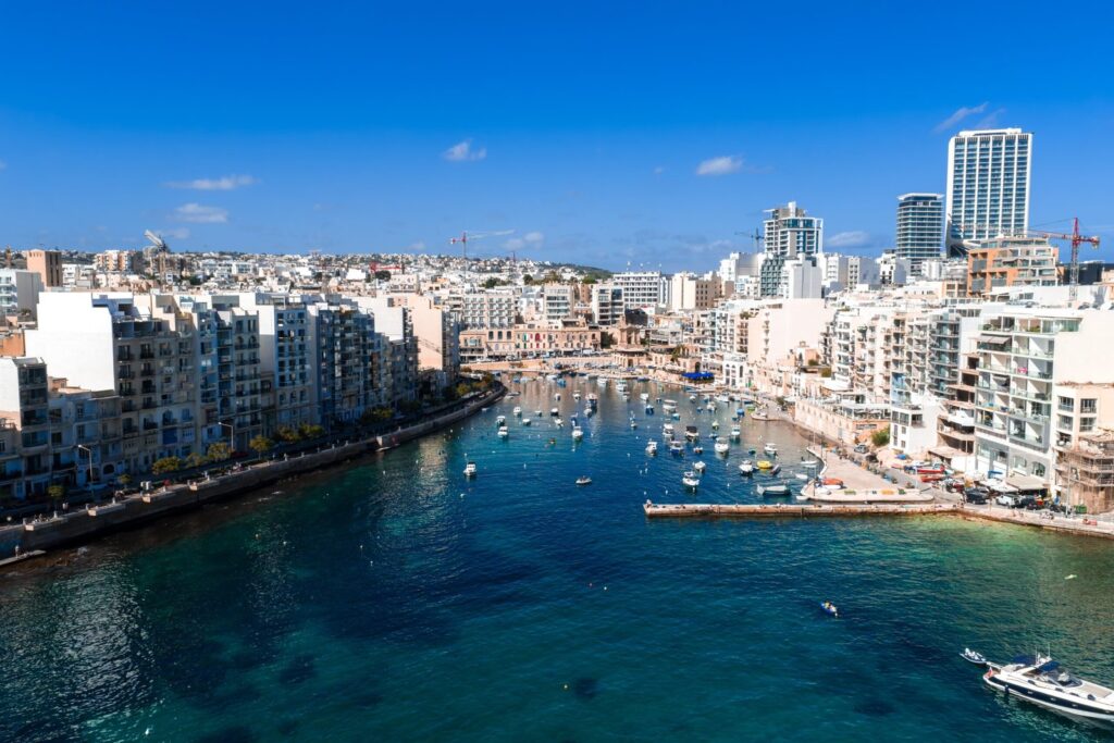 Die Spinola Bay in St. Julian's aus der Luft