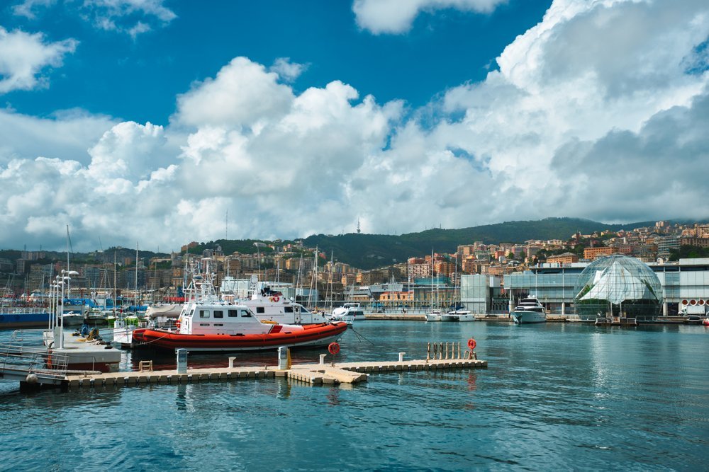 Sportboote im Porto Antico mit der Biosfera beim Aquarium in Genua