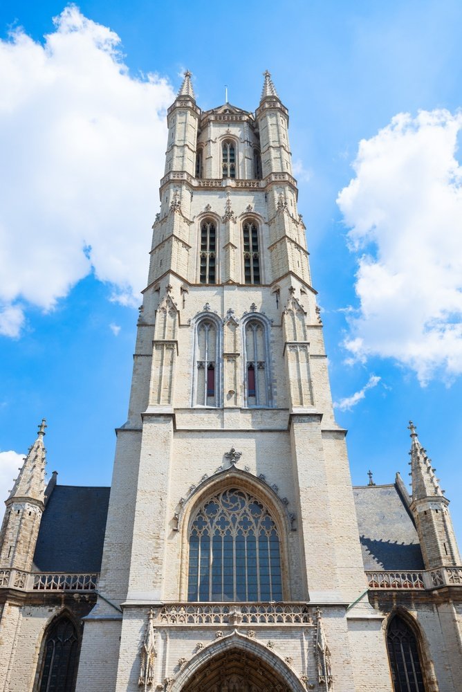 Die St.-Bavo-Kathedrale mit ihrem gotischen Turm