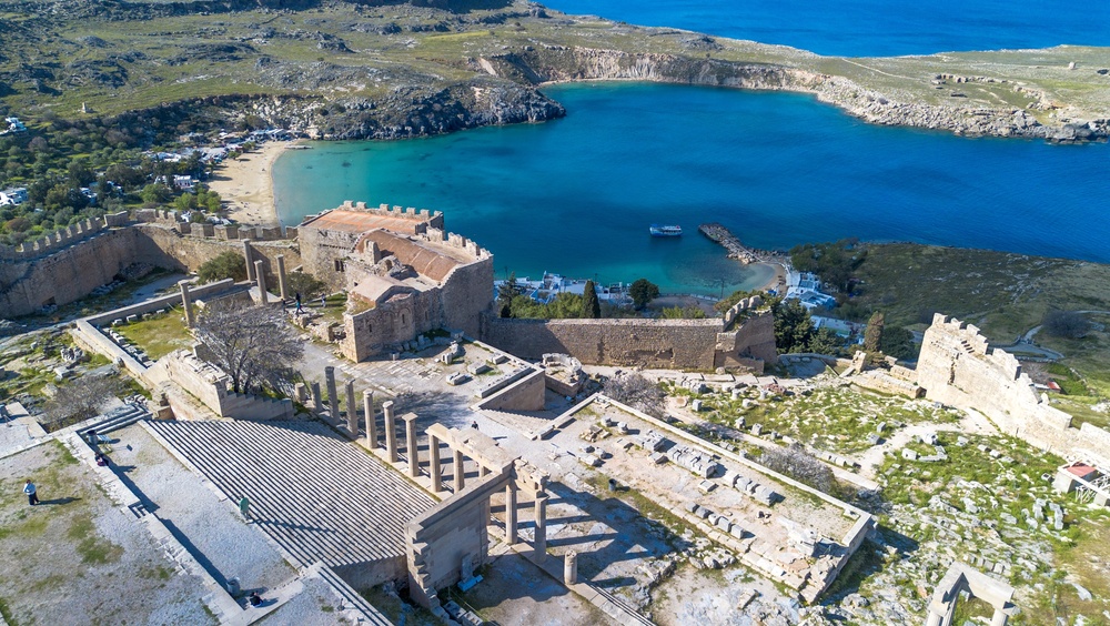 Die Akropolis von Lindos und die St. Paul's Bay aus der Luft