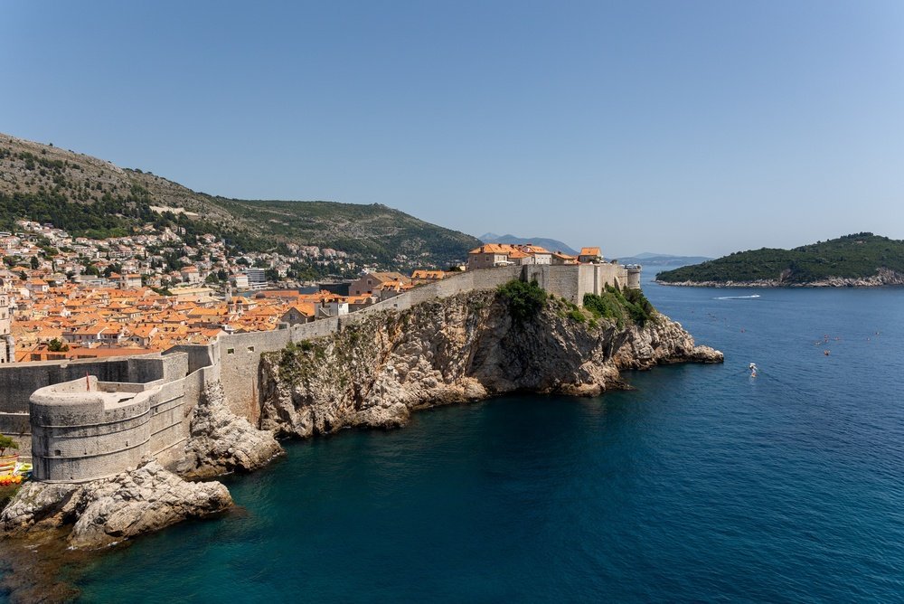 Die Stadtmauer von Dubrovnik mit Blick über die Old Town und die Adria
