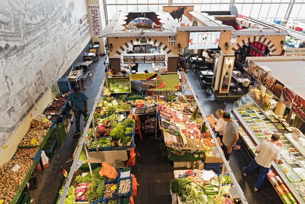 Stände mit Obst und Delikatessen in der Kleinmarkthalle in Frankfurt