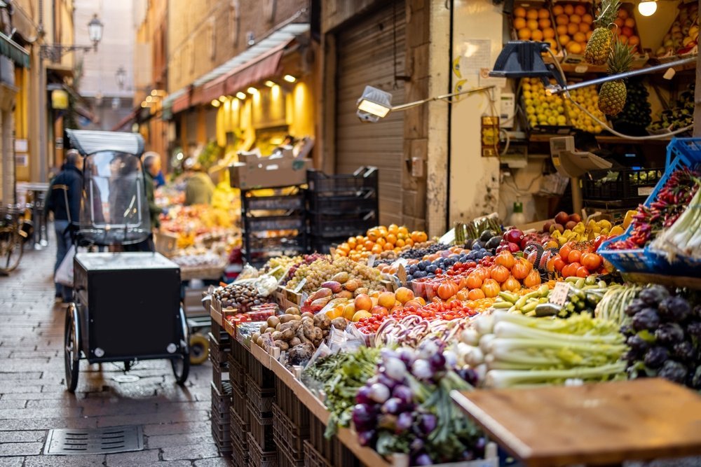 Stände mit Obst und Gemüse im Genussviertel Quadrilatero in Bologna