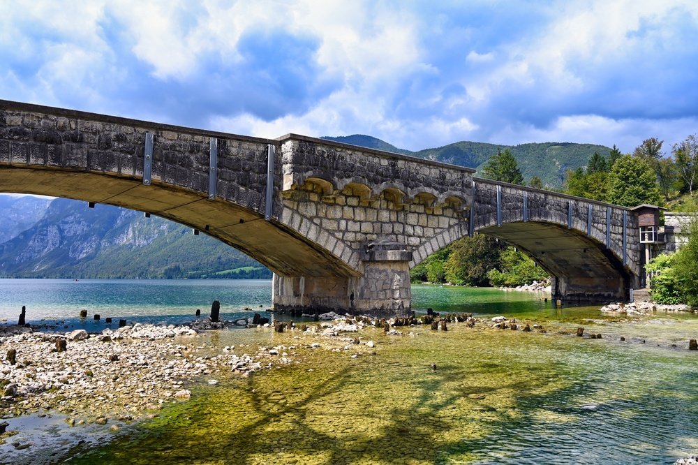 Die Steinbrücke in Ribčev Laz am Bohinjer See im Triglav-Nationalpark