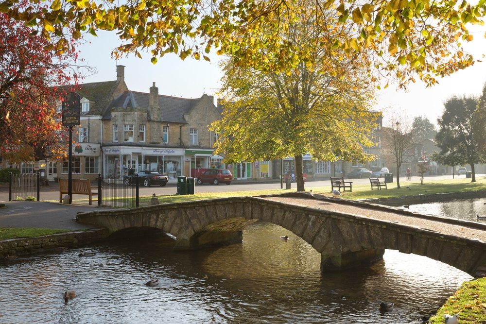Steinbrücke über den Fluss Windrush in Bourton-on-the-Water in den Cotswolds