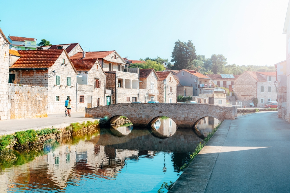 Steinbrücke über den Kanal in Vrboska auf Hvar