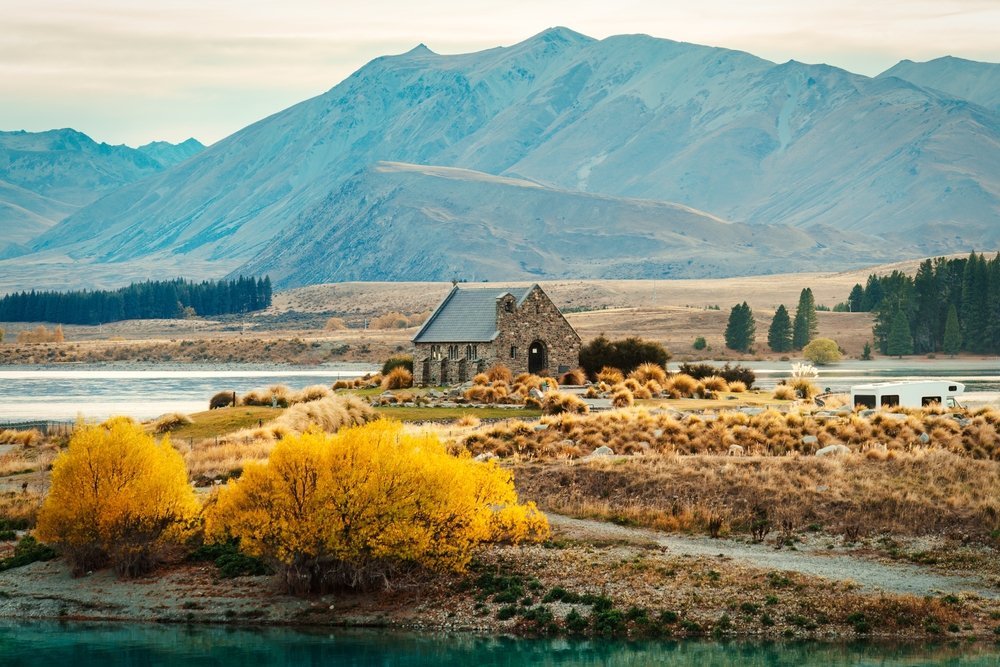 Die Steinkirche Church of the Good Shepherd am Lake Tekapo mit den Bergen im Hintergrund