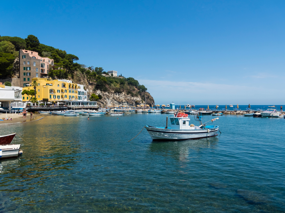 Der Strand und der Hafen am Corso Angelo Rizzoli in Lacco Ameno
