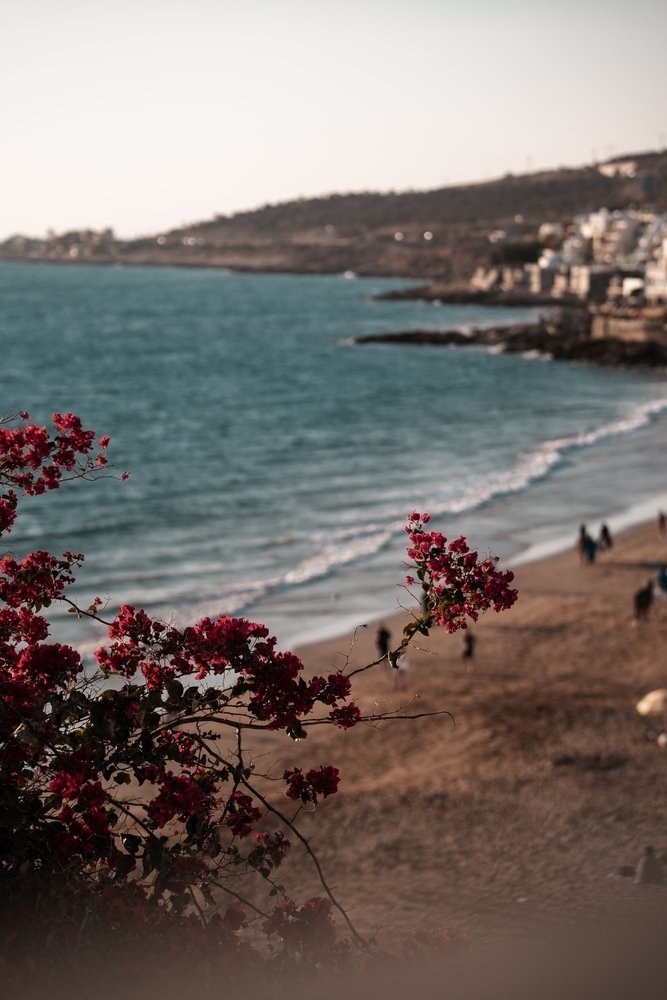 Der Strand und die Häuser im Surferdorf Taghazout nördlich von Agadir