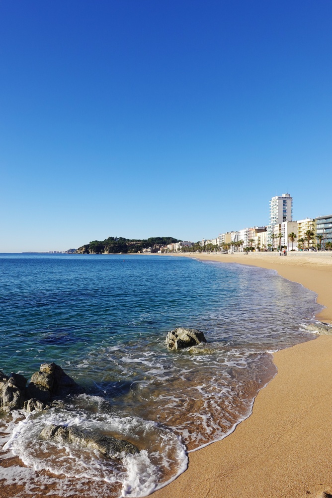 Blick über den Strand von Lloret de Mar an der Costa Brava