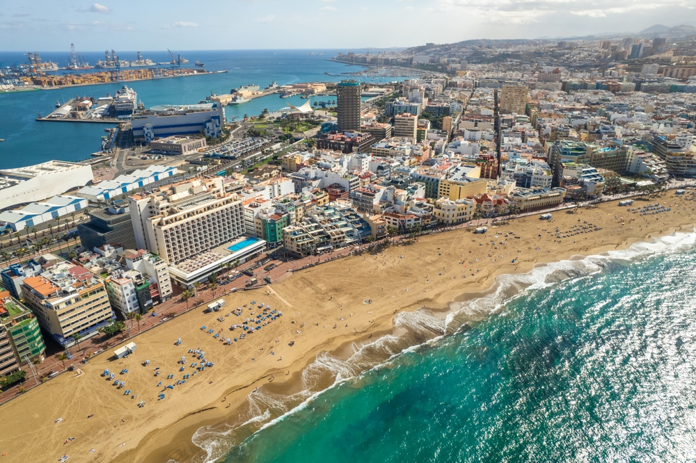 Luftaufnahme des Strandes Playa de Las Canteras in Las Palmas de Gran Canaria
