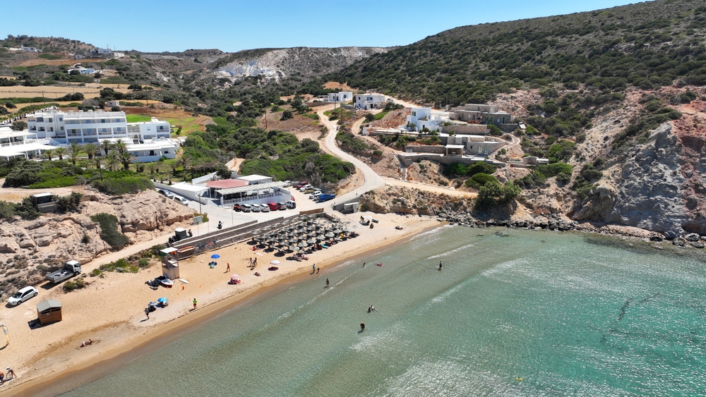 Der Strand von Provatas auf Milos aus der Luft