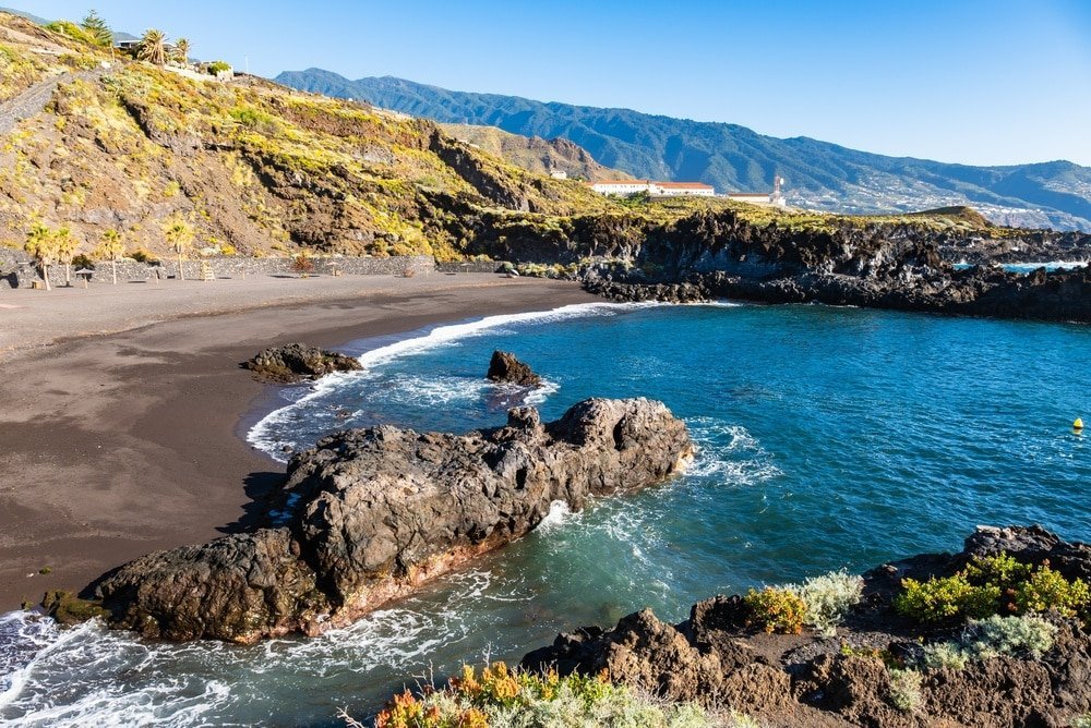 Strand mit schwarzem Sand in Los Cancajos auf La Palma