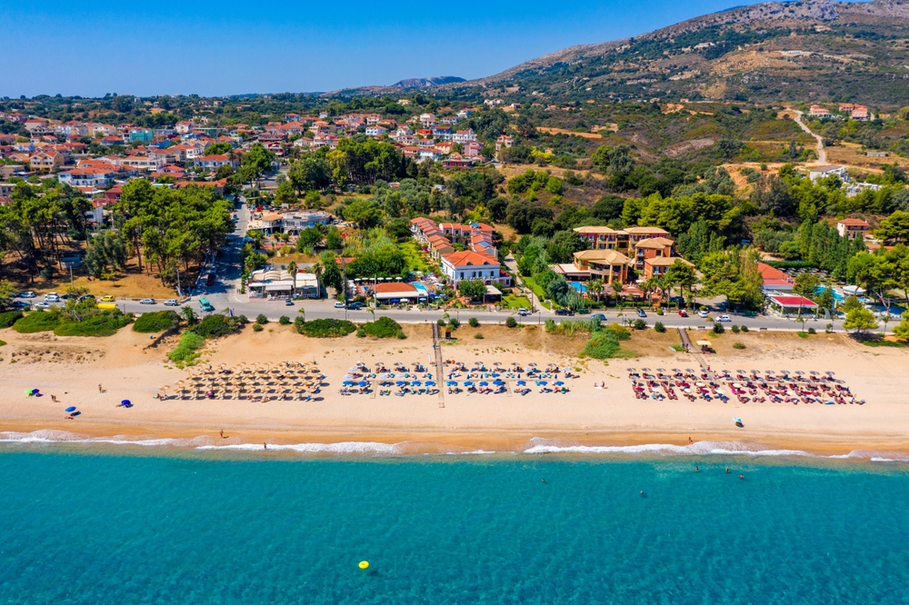 Der Strand von Skala auf Kefalonia aus der Luft
