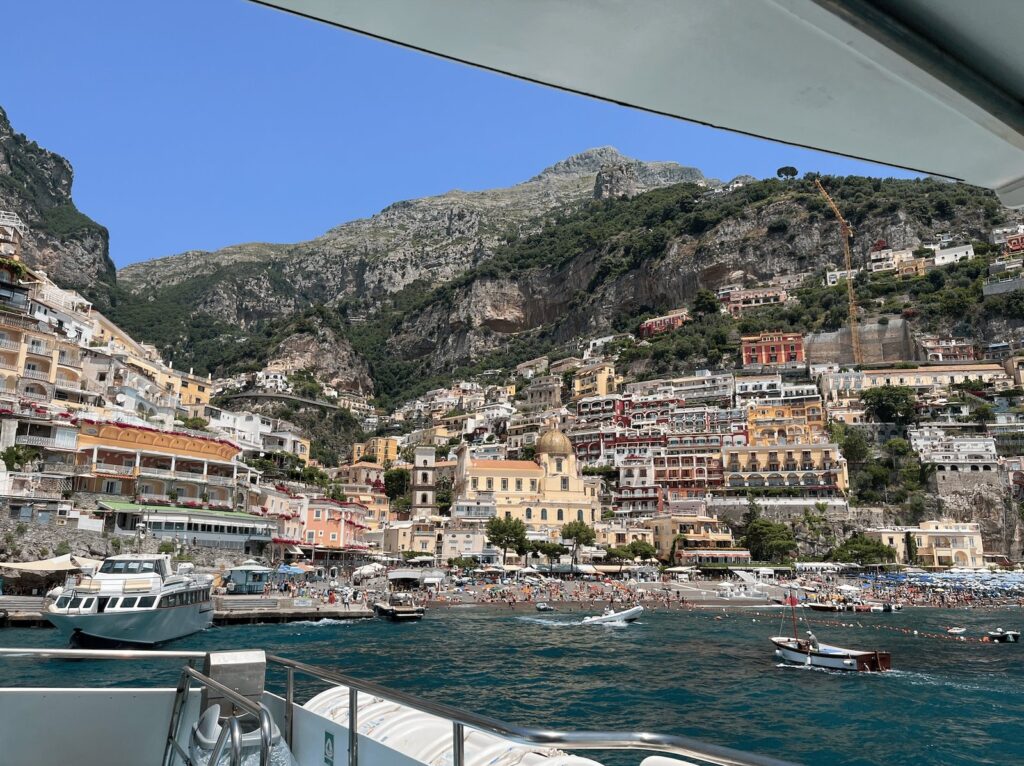 Der Strand Spiaggia Grande und Positano vom Meer aus gesehen