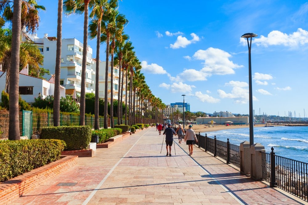 Strandpromenade mit Palmen im Zentrum von Marbella