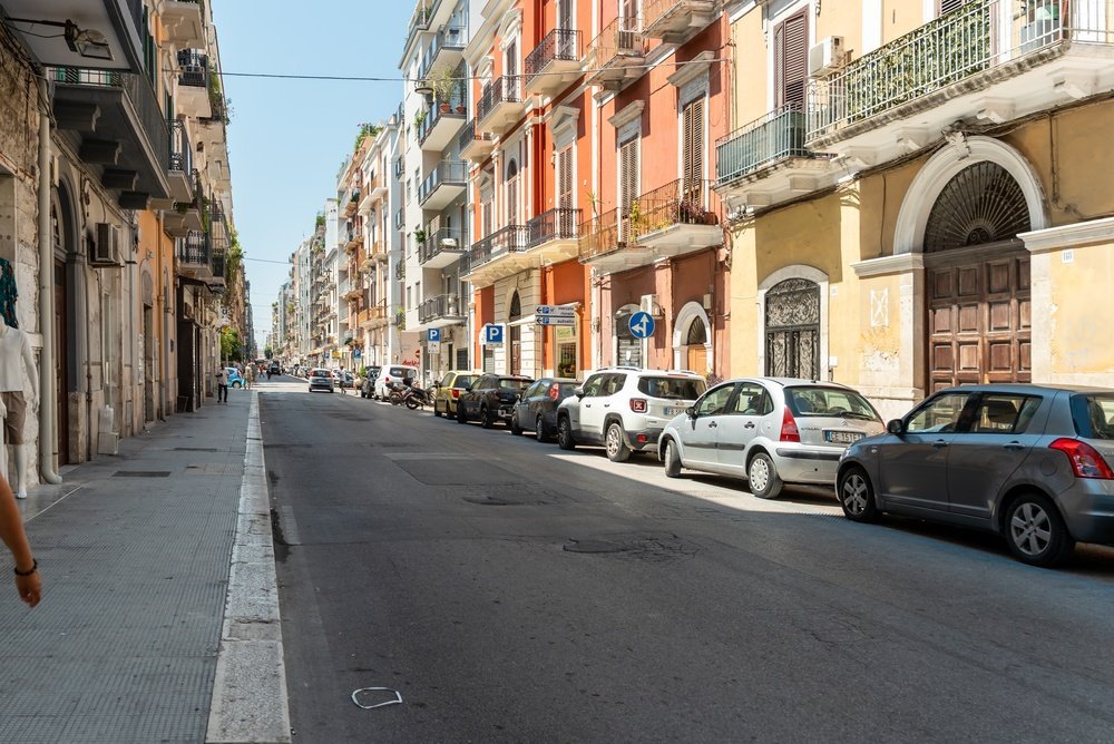 Straße mit bunten Fassaden und Balkonen im Viertel Murat in Bari
