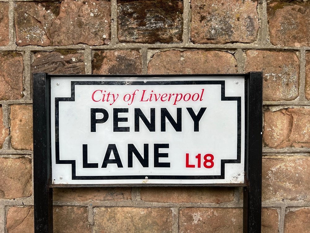 Das Straßenschild der Penny Lane in Liverpool
