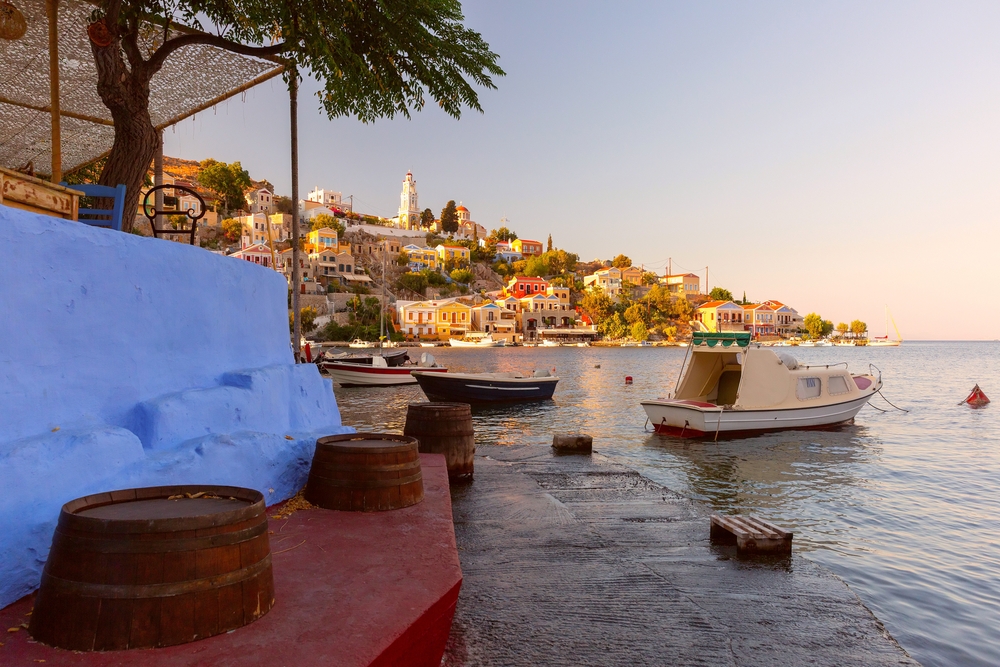 Bunte Häuser und Boote im Hafen von Symi