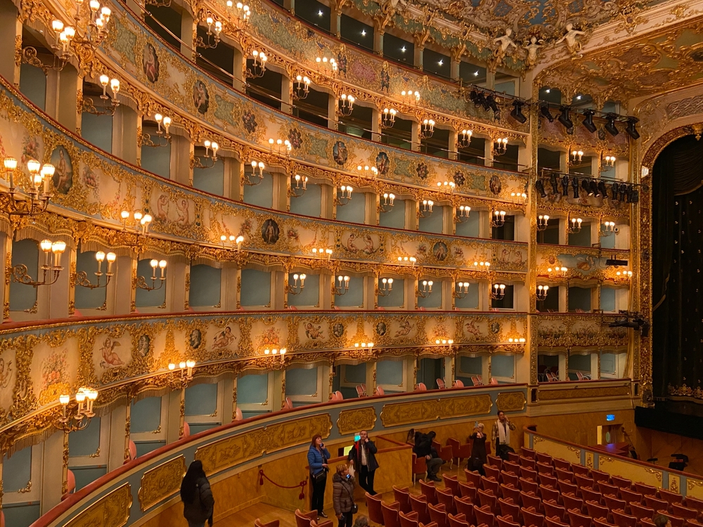 Die Logen und der Saal im Teatro La Fenice in Venedig