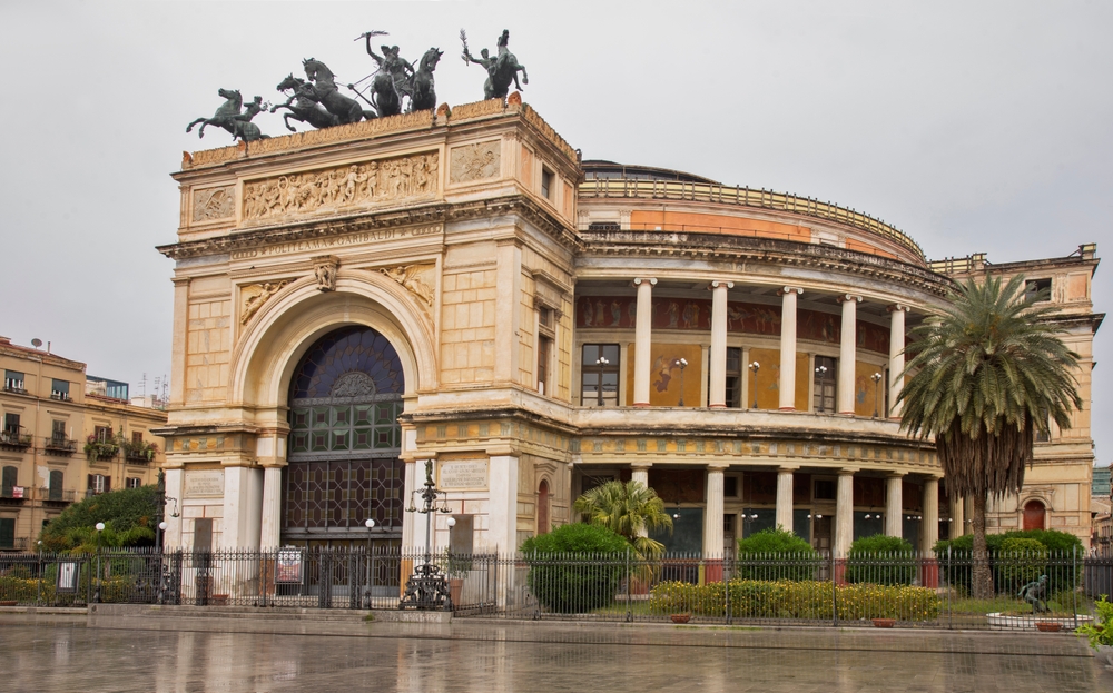 Das Teatro Politeama an der Piazza Ruggero Settimo in Palermo