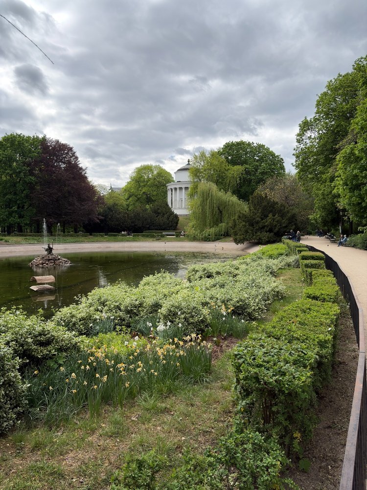 Der Teich und der Wasserturm im Sächsischen Garten in Warschau