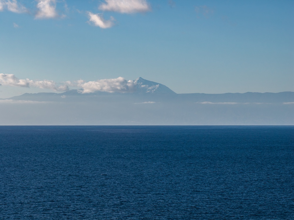 Der Vulkan Teide auf Teneriffa, von Gran Canaria aus über den Atlantik gesehen