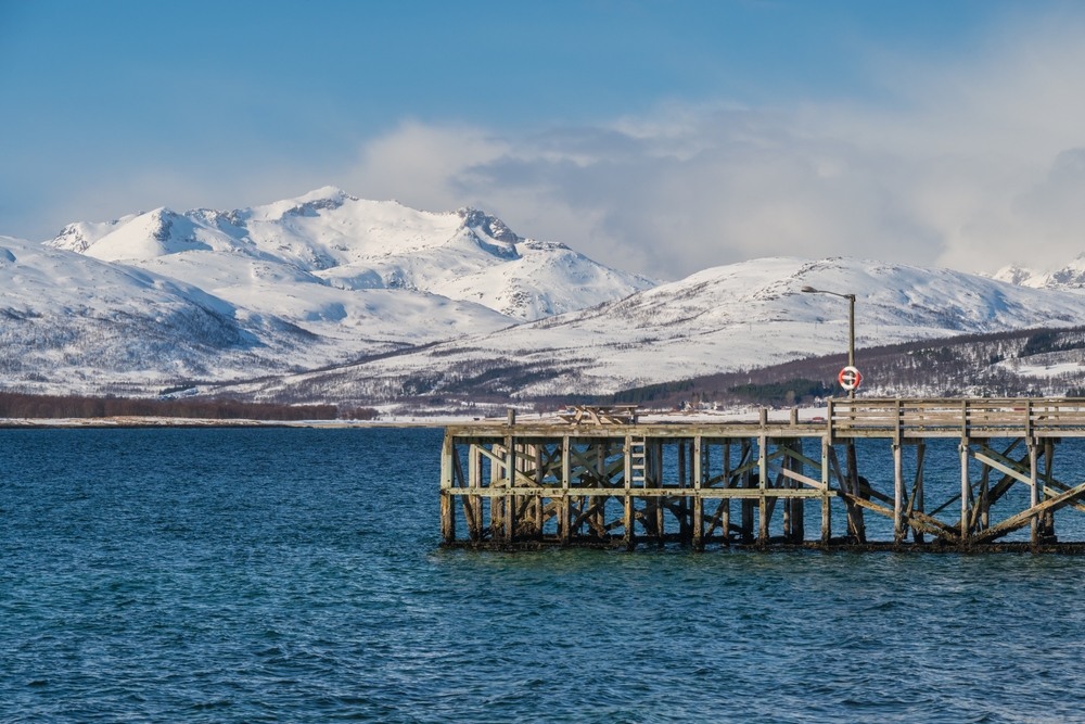 Schnee und Fjord am Strand Telegrafbukta in Tromsø im Winter