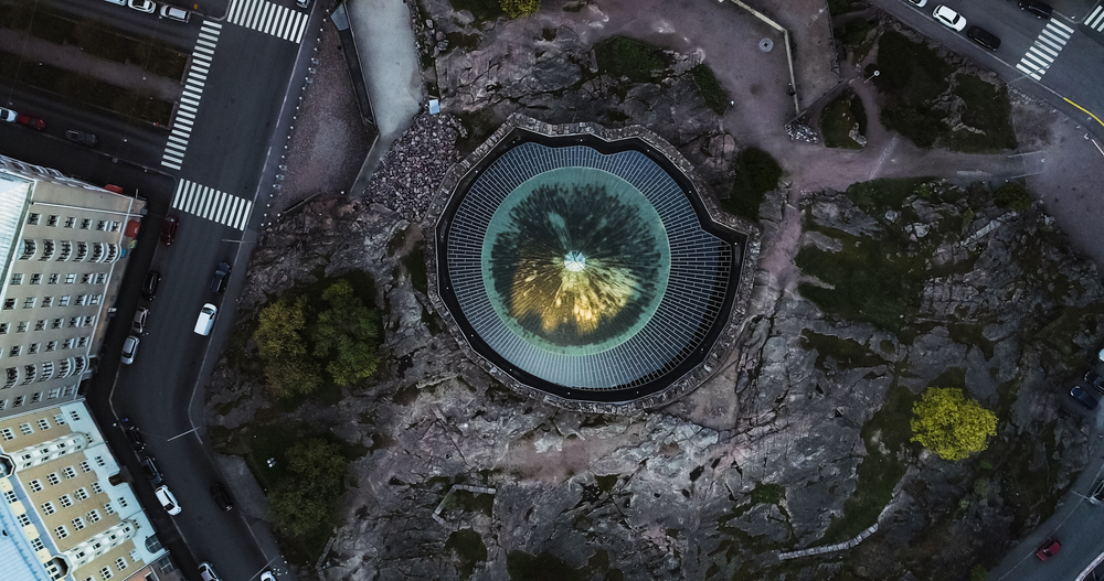Die Temppeliaukio-Kirche in Töölö aus der Luft bei Sonnenaufgang