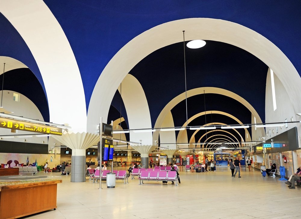 Im Terminal des Flughafens Sevilla