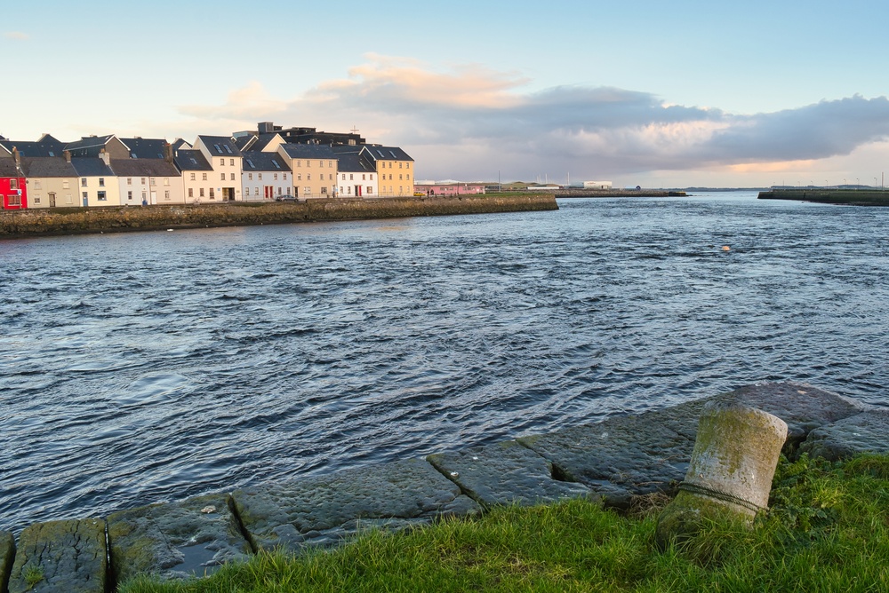 Bunte Häuser entlang The Long Walk am Fluss Corrib in Galway
