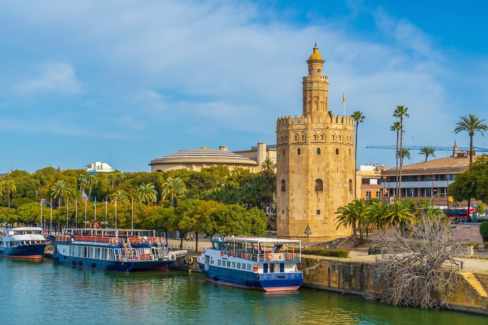 Der Torre del Oro am Fluss Guadalquivir in Sevilla
