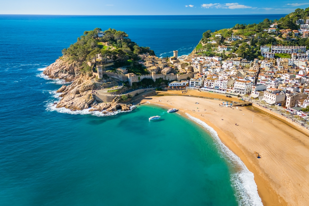 Tossa de Mar an der Costa Brava mit dem Strand und der Festung Vila Vella
