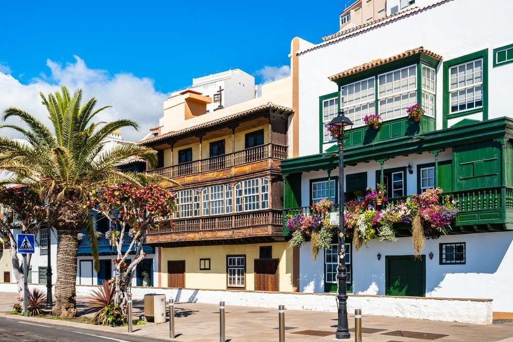 Traditionelle Holzbalkone mit Blumen in Santa Cruz de La Palma