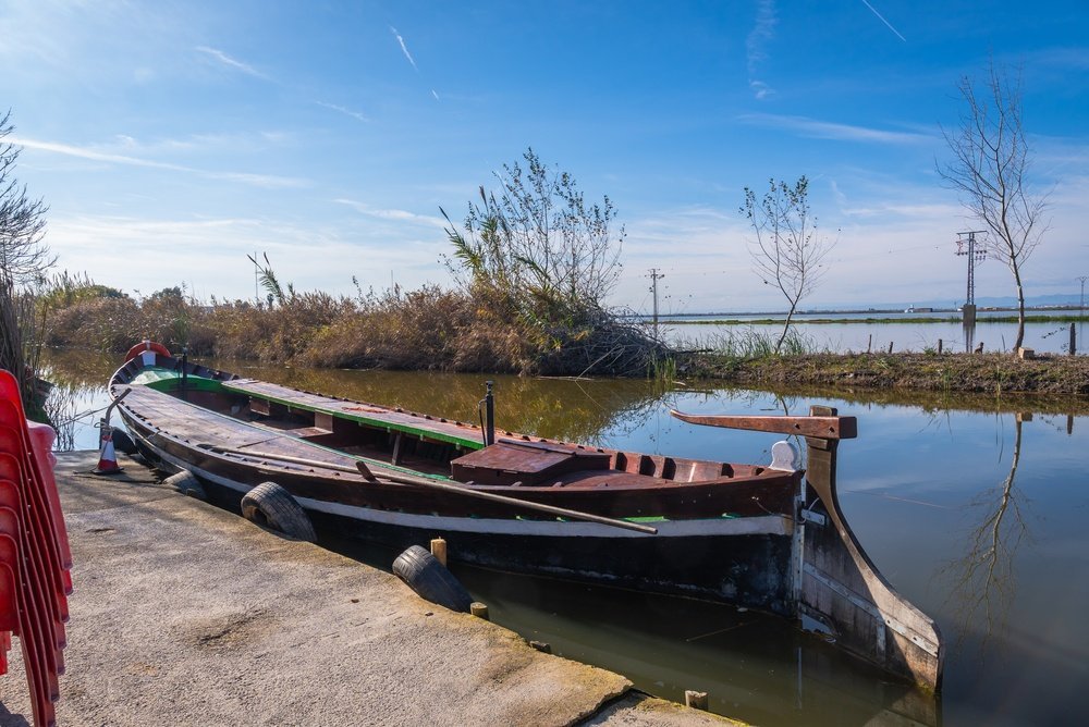 Traditionelles Albufera-Boot am Steg in El Palmar