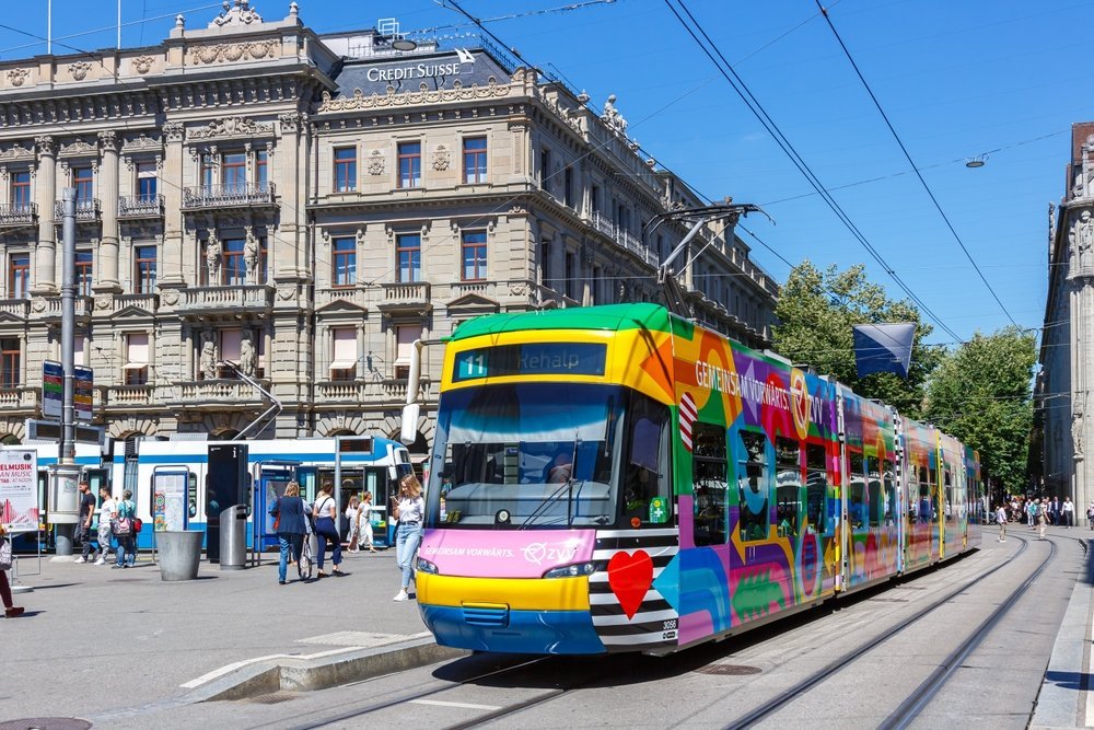 Tram auf der Bahnhofstrasse am Paradeplatz in Zürich