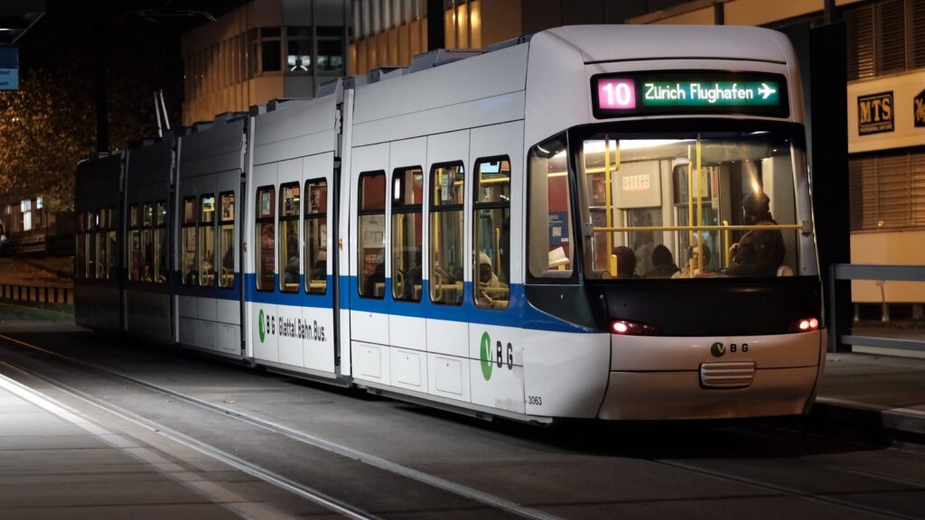 Tram der Linie 10 an der Haltestelle am Flughafen Zürich