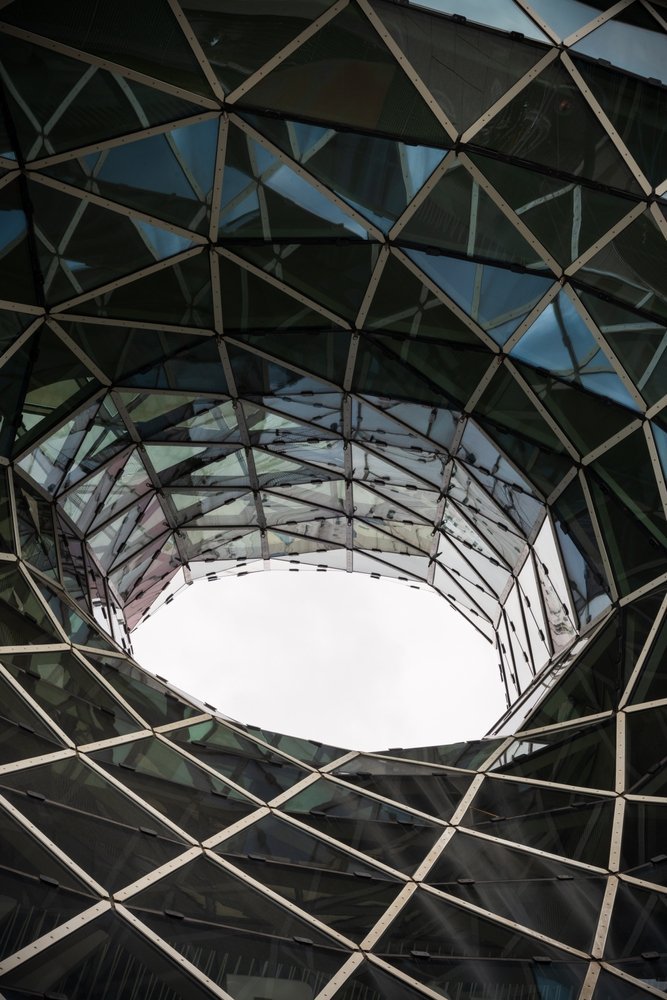 Das trichterförmige Glasdach des Einkaufszentrums MyZeil an der Zeil in Frankfurt