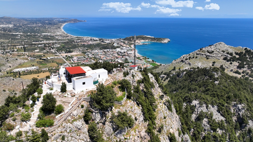 Die Kapelle Panagia Tsambika auf dem Berg über der Bucht auf Rhodos aus der Luft